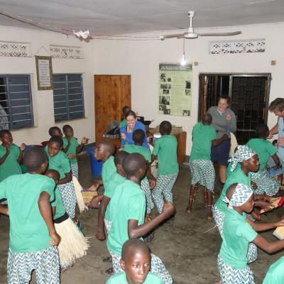 Uganda - Crianças dançando na Kalinzu Forest