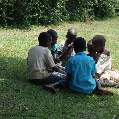 Uganda - Jinja, crianças e um prato de comida