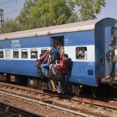 Índia - Trem em Nova Deli, sempre cabe mais um