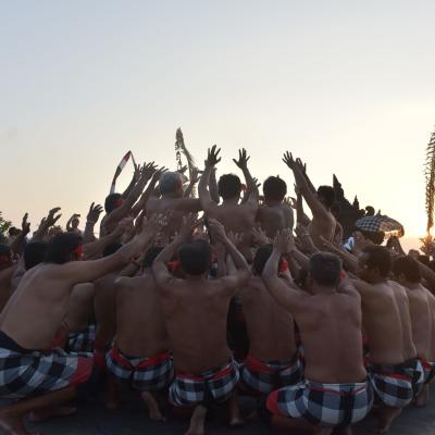 Indonésia - Templo de Uluwatu cerimônia no pôr-do-sol