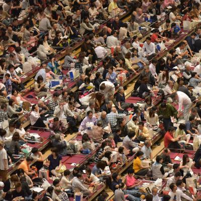Japão - Plateia no estádio de Sumô