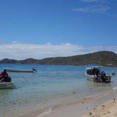 Fiji - Funcionários recebendo os hóspedes com música